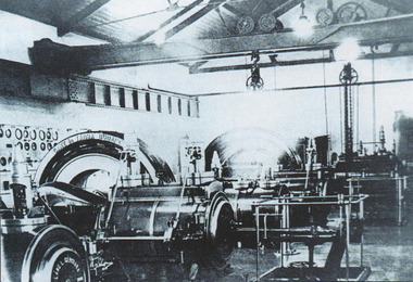 Üzemi csarnok belső képe turbinákkal, képeslap