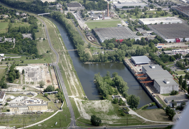 Az Ipar-csatorna, a négyszögként ismert félszigettel. Bal oldalon az egykori ágyúgyár, jobb oldalon az ÁTI DEPO ZRt. (Közraktár) látható.