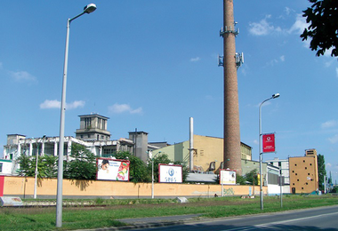 A Győri Textil a Fehérvári út felől, előtérben a félig lebontott üzemépület, 2006