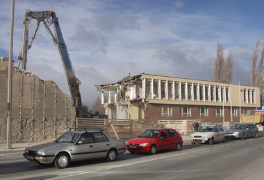 Rába Magyar Vagon- és Gépgyár irodaépületeinek bontása (2004 február)
