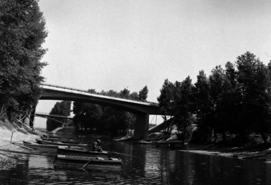 Háttérben a régi Ipar-csatorna híd, elől az 1. sz. főút hídja, 1968