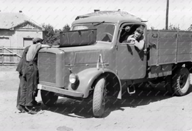 Győr, 1945 júliusa. Szerelők egy teherautót javítanak a G...