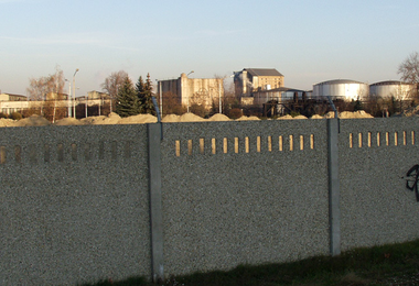 A lebontott épületek porrá zúzott maradványai, háttérben a vagongyári óvóhely betonkockája, tetején a légi megfigyelő őrhelyével. (2004 november)