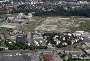 A vagyongyár központi telephelye (2018). Előtérben a szeszgyár épületei, a háttérben az egykori gyár helyén felépült Duna-parti lakóházak.