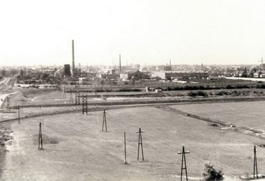 Az Ágyúgyár fotója, előtérben az Ipar-csatornával. (A felvétel a hűtőház tetejéről készült)