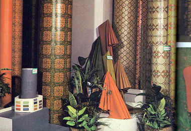 Sima és dekormintázott felületű padlókárpitok egy kiállításon az 1970-es évek végén