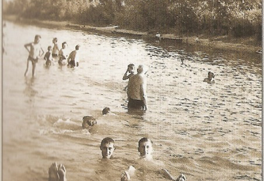 Fürdőzők az Iparcsatornában az 1950-es években